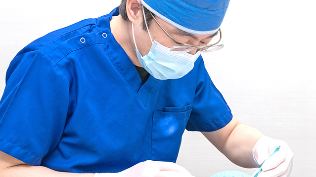 お口の中を診察する歯科医師
