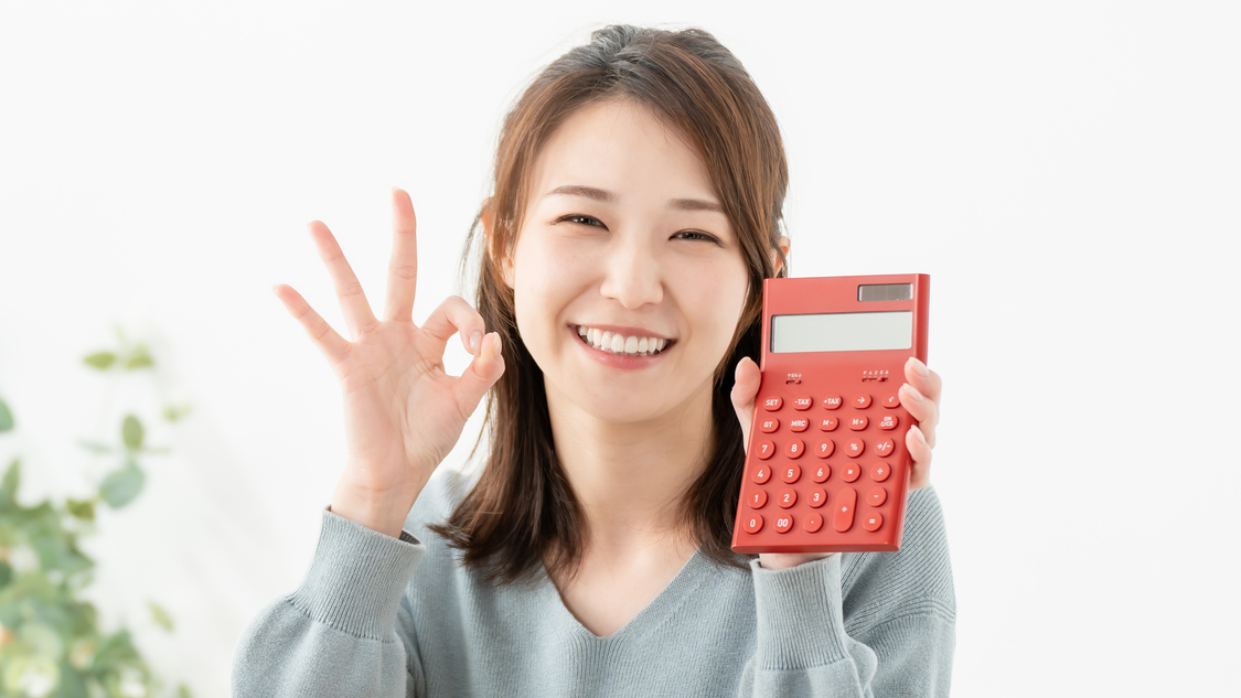 電卓を手に費用を説明する女性