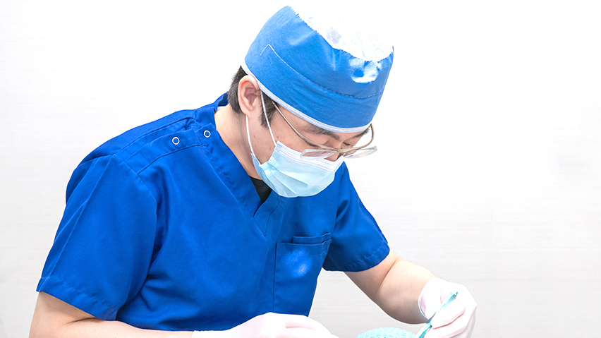 精密検査のデータを確認する院長